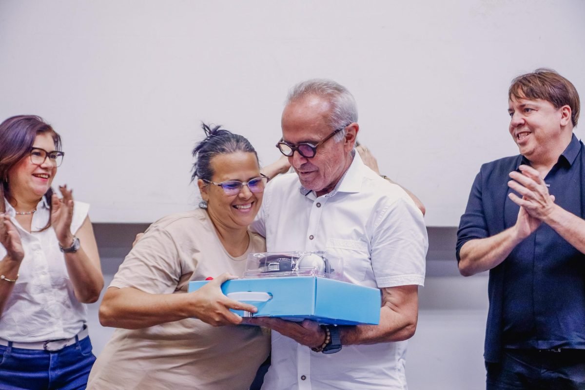 Cícero Lucena e Leo Bezerra entregam 200 Chromebooks aos professores da Rede Municipal de Ensino