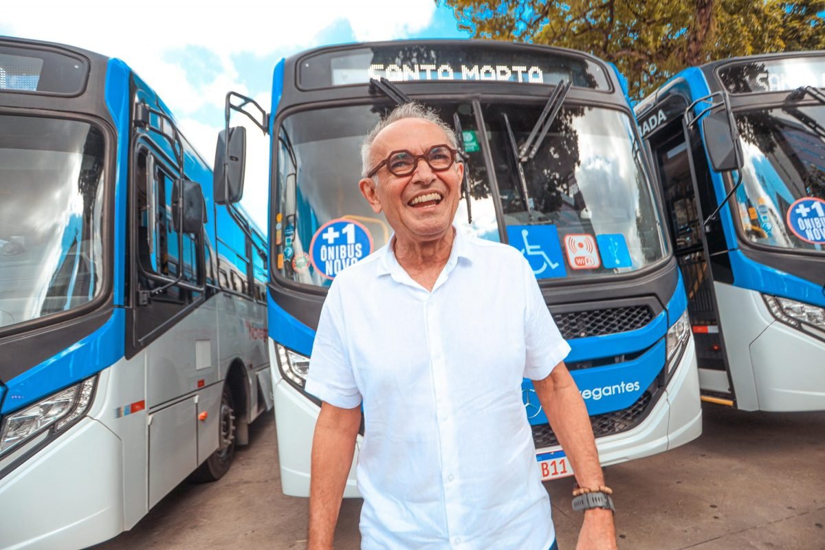 Cícero Lucena e Leo Bezerra entregam 32 novos ônibus para melhoria e ampliação do transporte coletivo da Capital