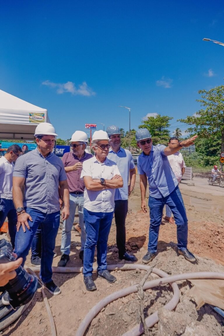 Cícero Lucena e Leo Bezerra inspecionam obra que vai acabar com alagamento entre Valentina e Mangabeira