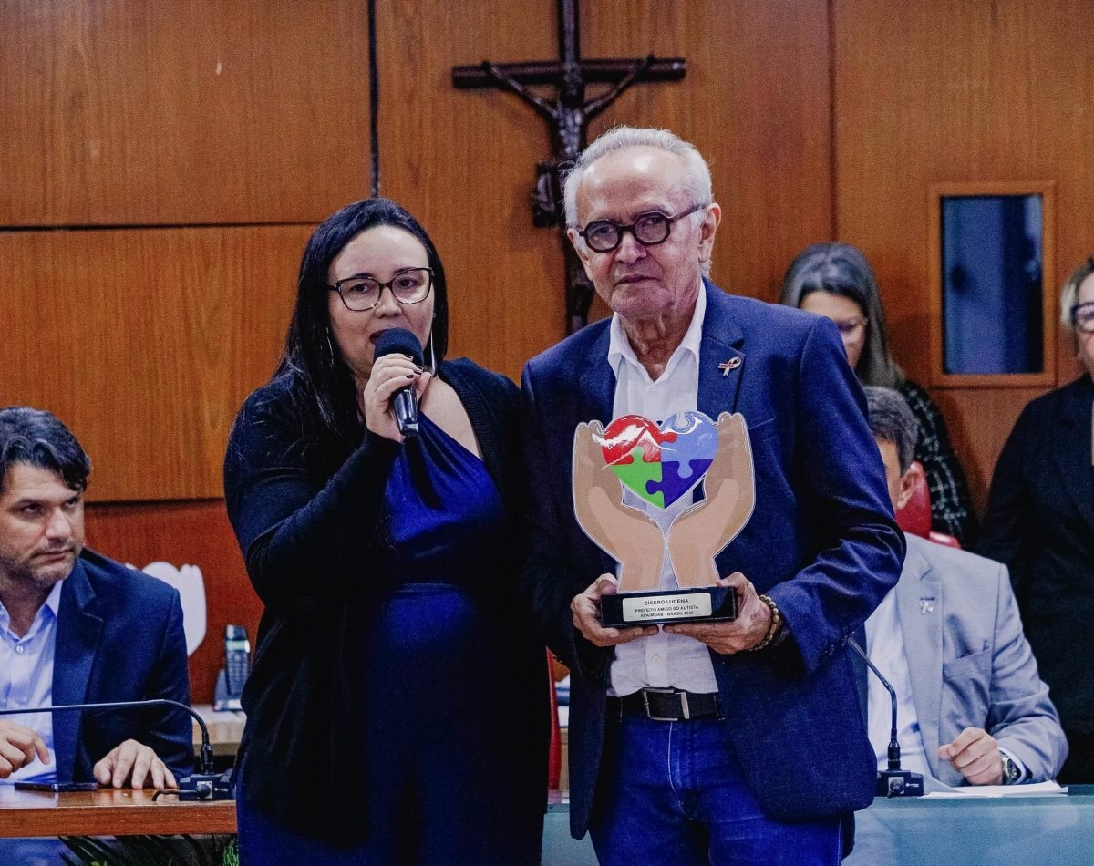 Cícero Lucena recebe Prêmio ‘Amigo do Autista’ e anuncia entrega do Centro Especializado em Reabilitação para agosto