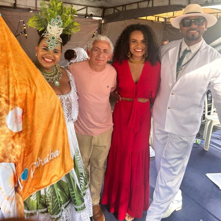 Dandara Alves encanta público do Sabadinho Bom com muito samba e forró