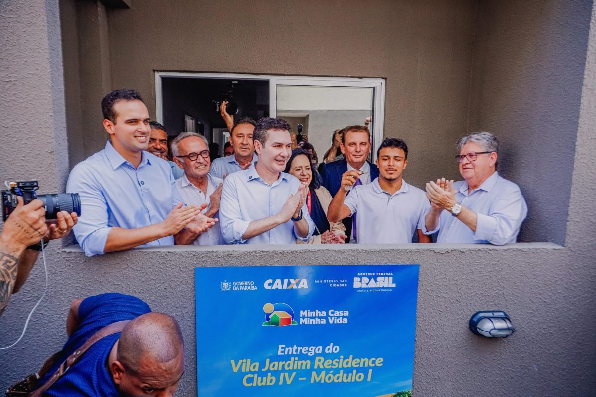 Durante entrega de novas moradias na Capital, Cícero Lucena recebe reconhecimento do ministro das Cidades por isenção de ITBI
