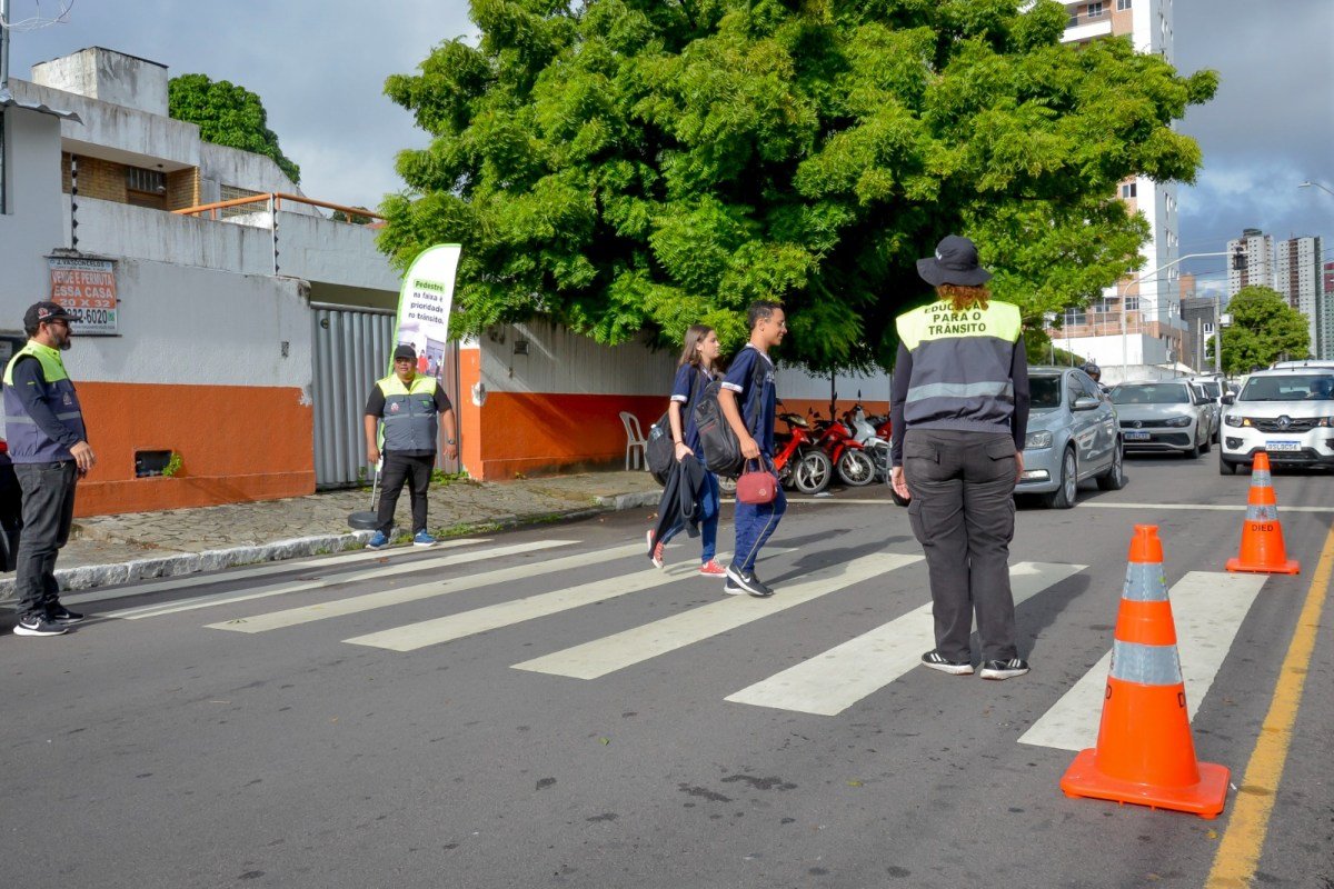 Educadores de trânsito da Semob-JP seguem orientando população no entorno das escolas