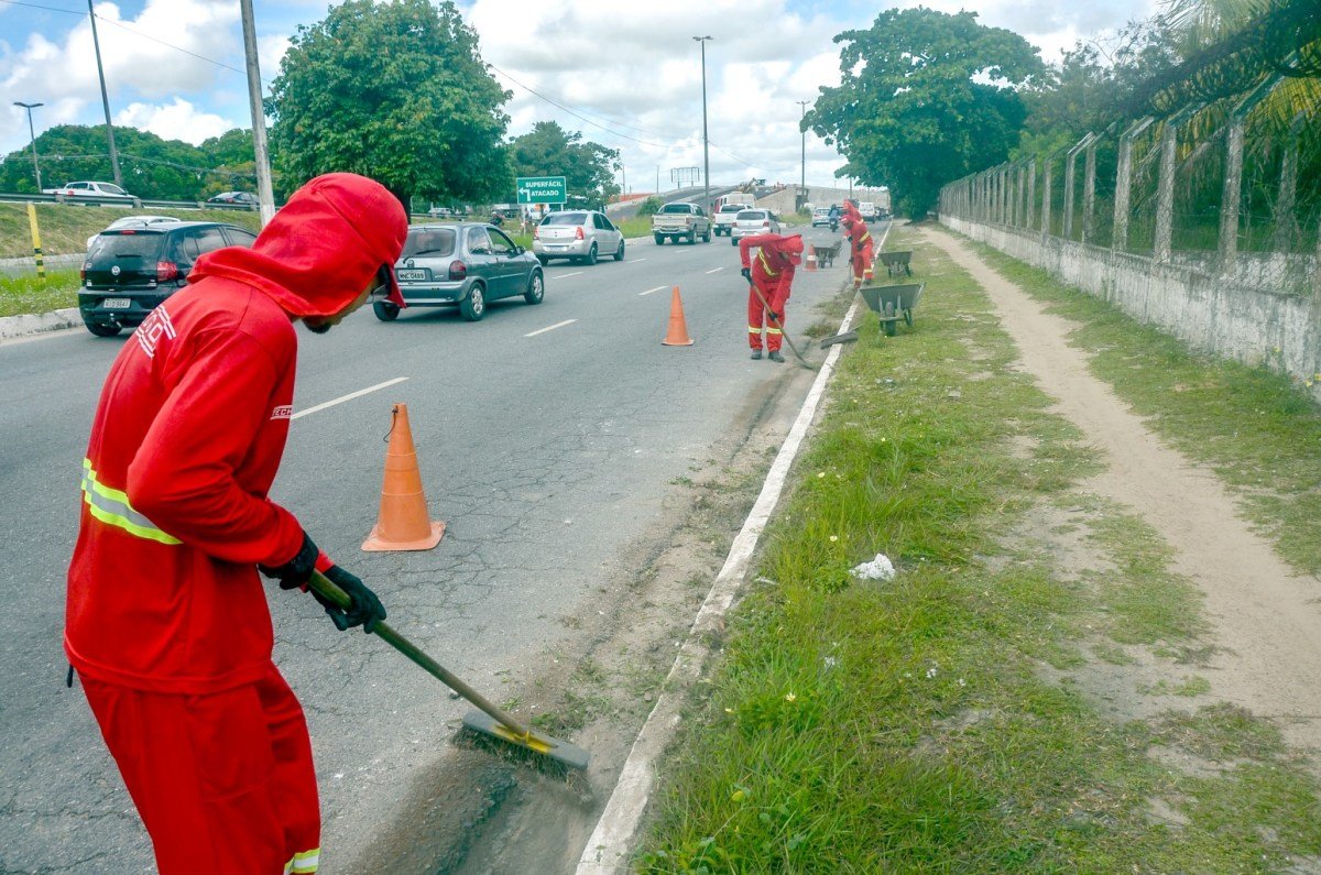 Emlur executa serviços de capinação, roçagem, pintura de meio-fio em 50 localidades