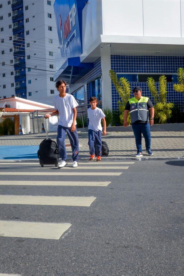 Equipes da Semob realizam ação educativa sobre travessia segura na faixa de pedestre