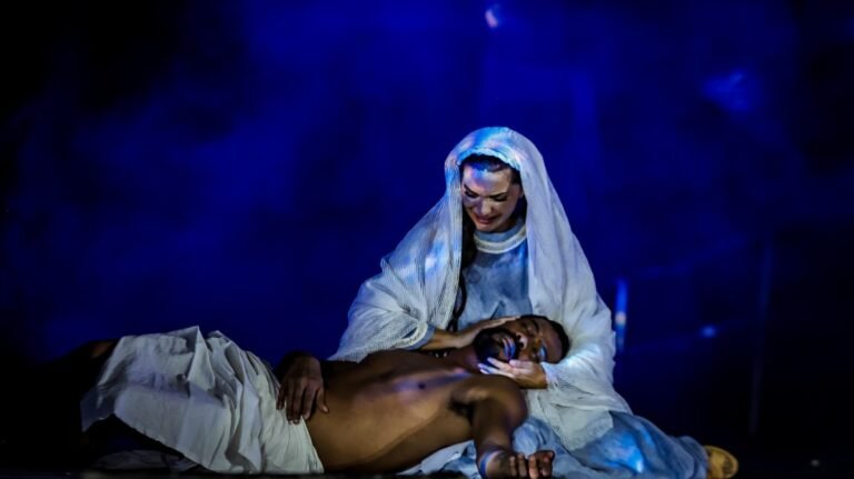 Multidão assiste espetáculo da Paixão de Cristo na noite de estreia