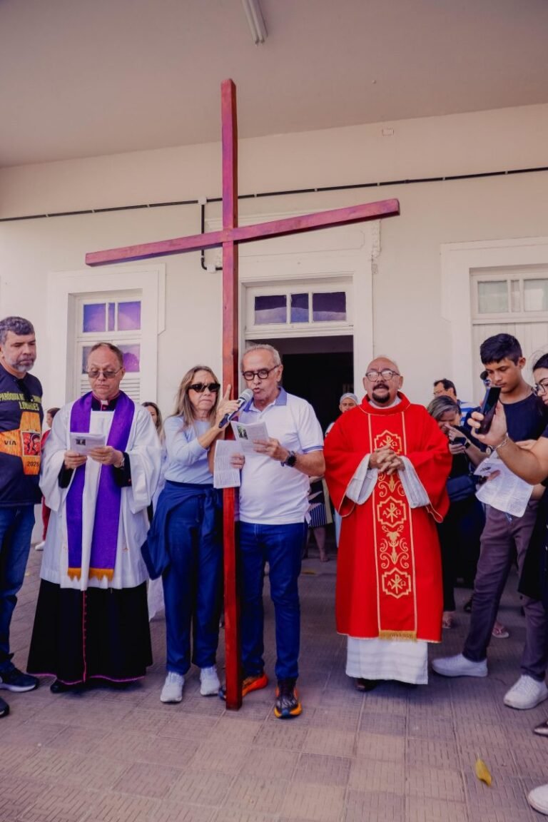 Prefeito Cícero Lucena e a primeira-dama percorrem as estações da Via Sacra no Centro Histórico