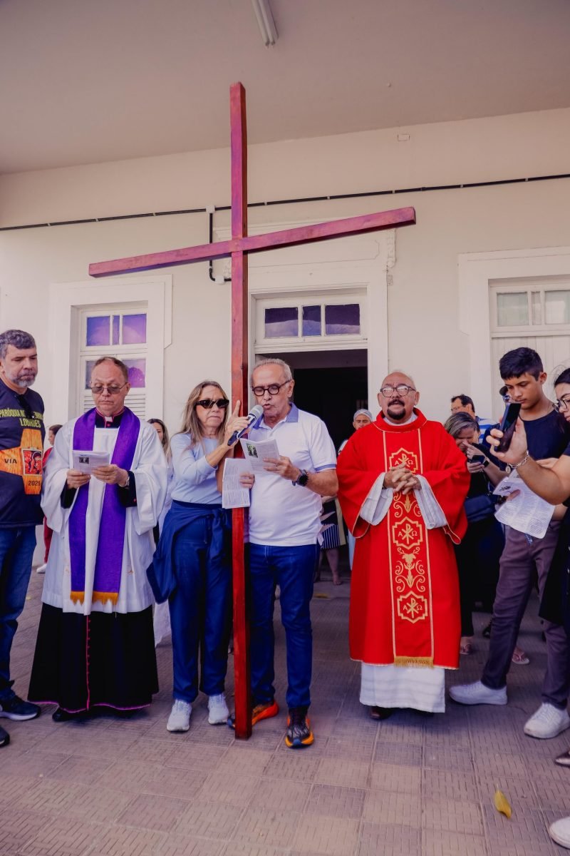 Prefeito Cícero Lucena e a primeira-dama percorrem as estações da Via Sacra no Centro Histórico