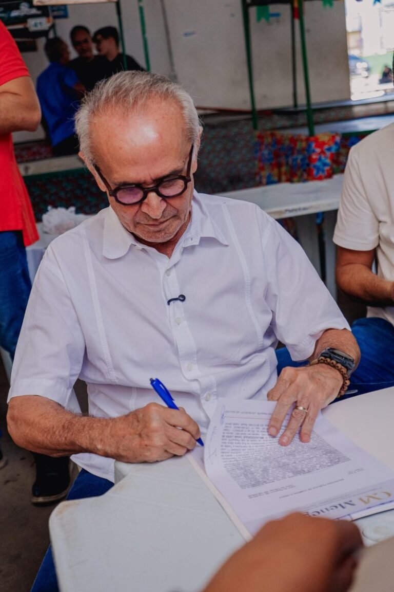 Prefeito assina novos contratos do programa ‘Compra Assistida’, que já beneficia 243 famílias da Capital