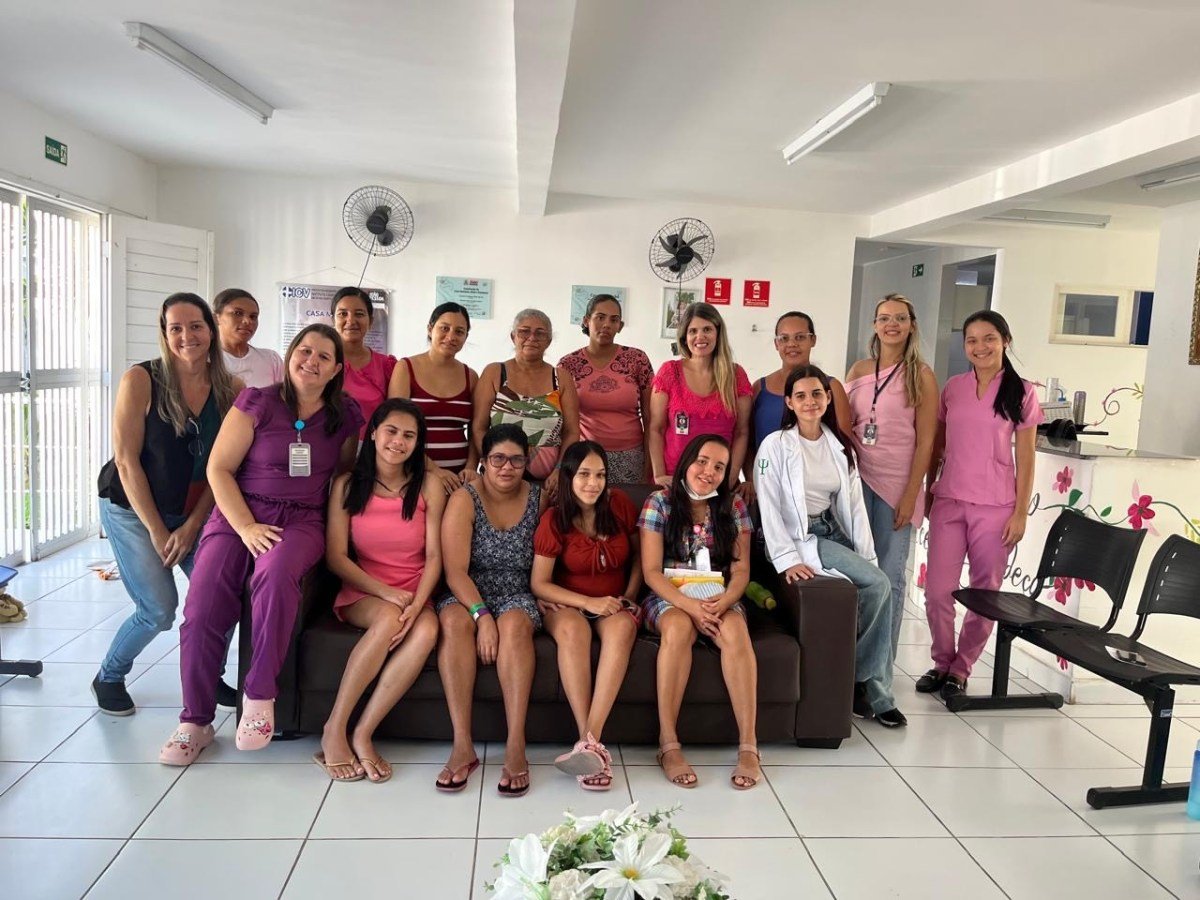 Prefeitura realiza roda de conversa sobre aleitamento materno para mulheres acolhidas na Casa Mãe Bebê