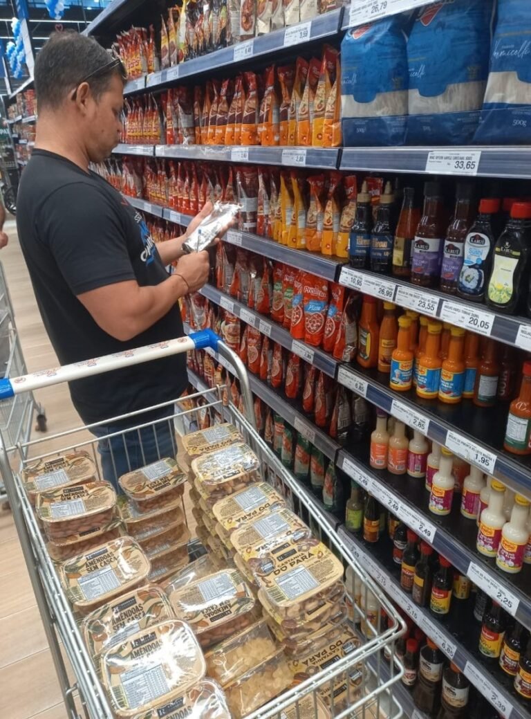 Procon-JP apreende centenas de produtos com data de validade vencida em supermercado no Altiplano