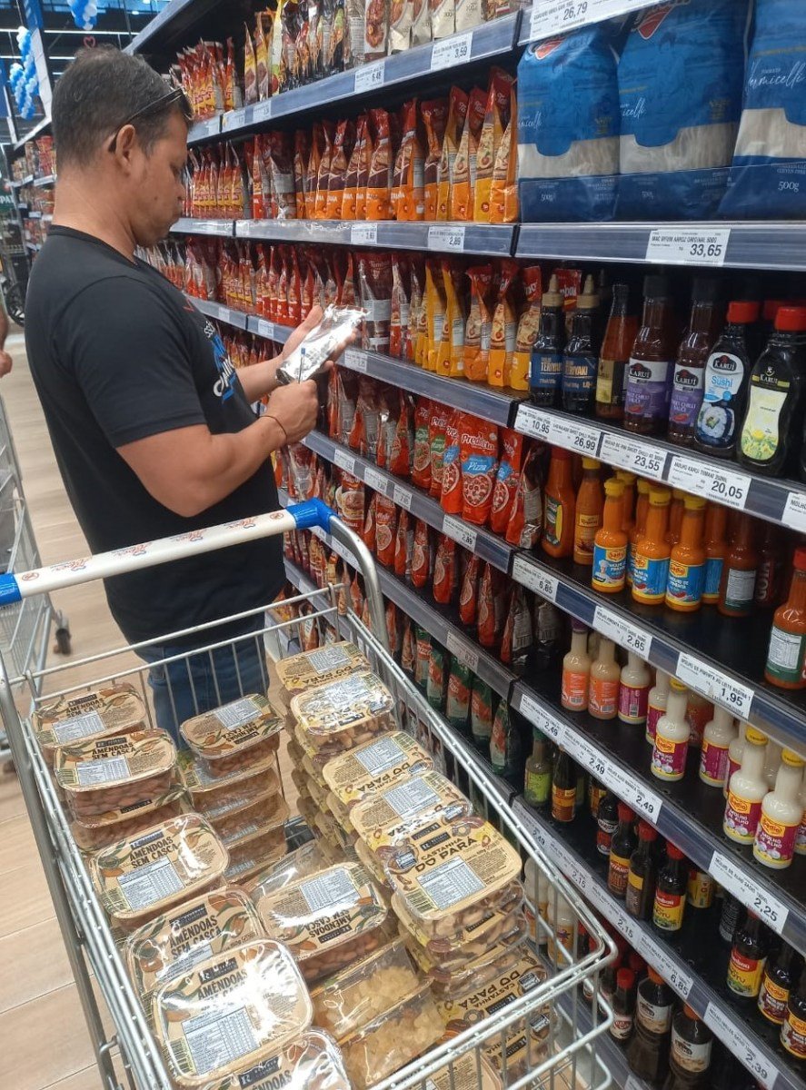 Procon-JP apreende centenas de produtos com data de validade vencida em supermercado no Altiplano