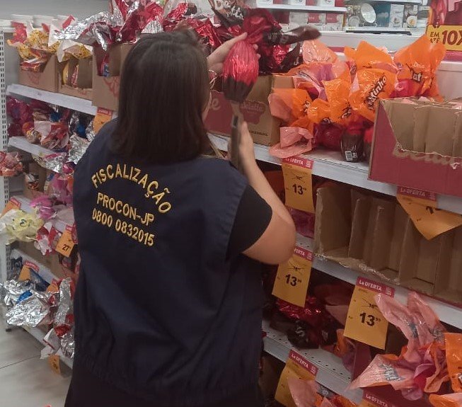 Procon-JP autua e notifica lojas que comercializavam chocolate em kits com brinquedos