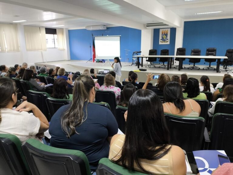 Profissionais da Rede Municipal de Saúde participam de curso sobre salas de vacinas