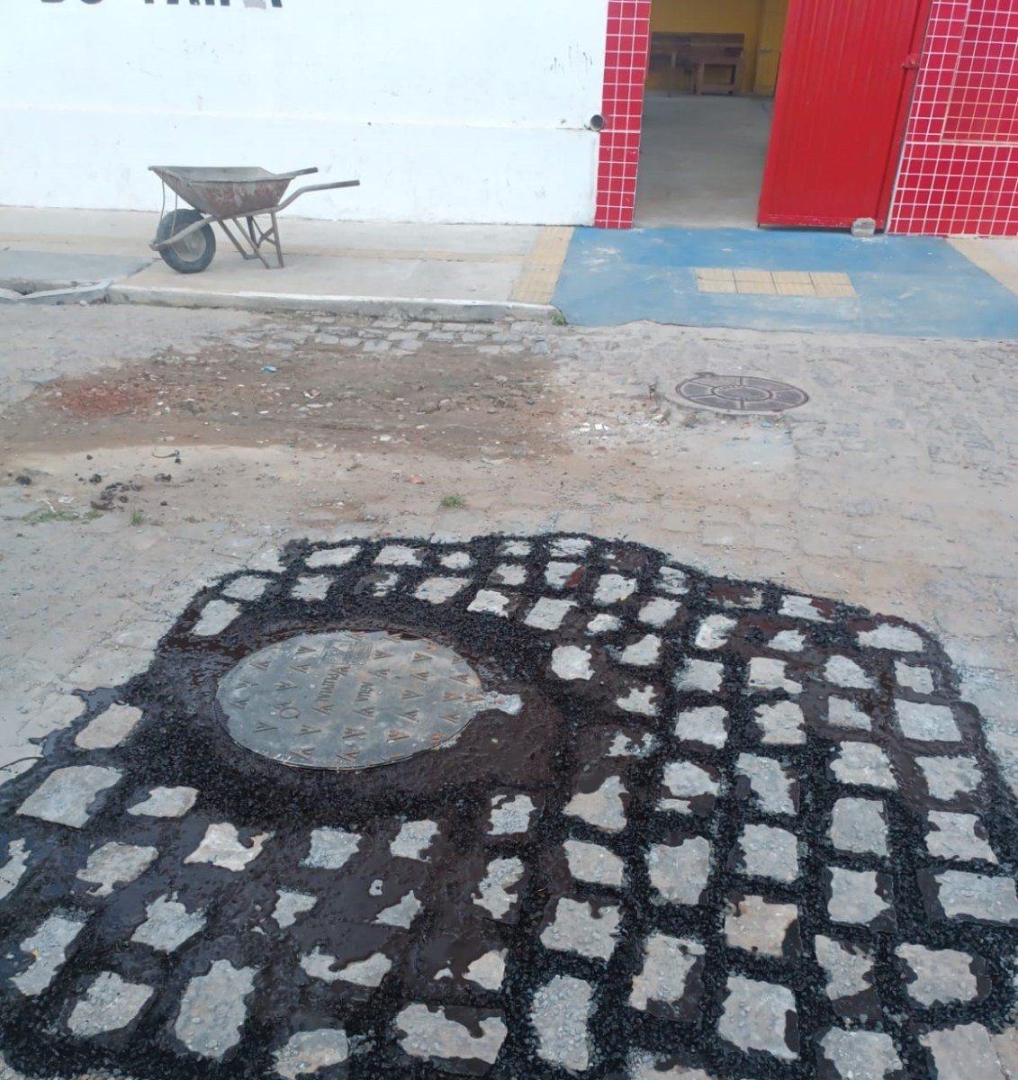 Seinfra inicia a semana realizando serviços de tapa-buraco, galerias e iluminação pública