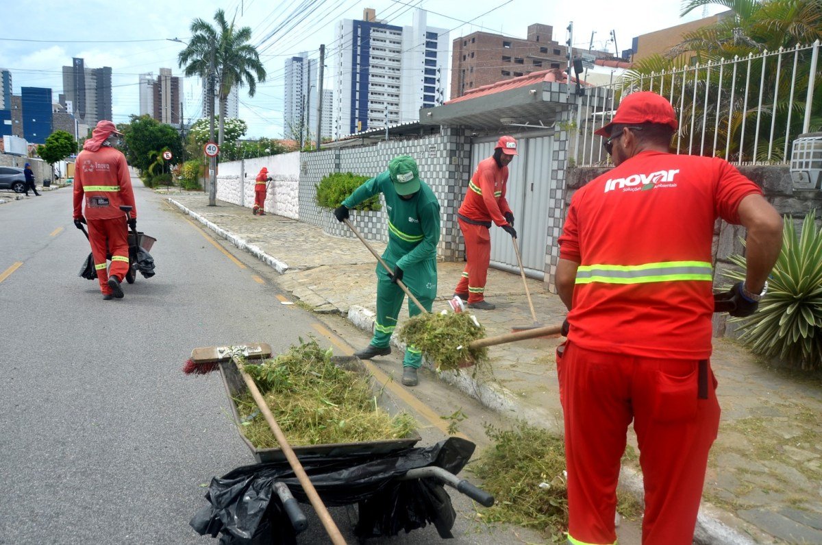 Treze bairros recebem serviços de roçagem e capinação executados pela Emlur