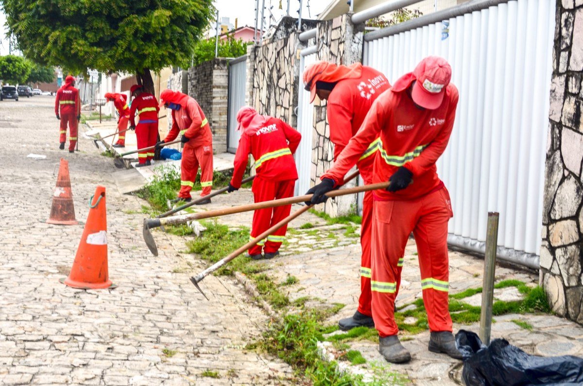 Agentes da Emlur realizam serviços de roço e capinação em 10 bairros