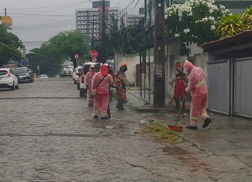 Agentes da Emlur realizam serviços de limpeza e conservação em nove bairros