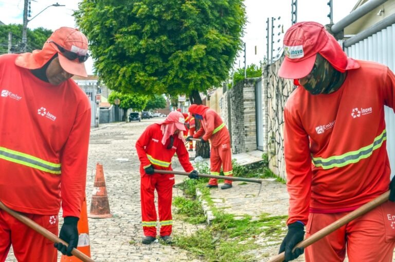 Agentes da Emlur realizam serviços de roço e capinação em 18 bairros