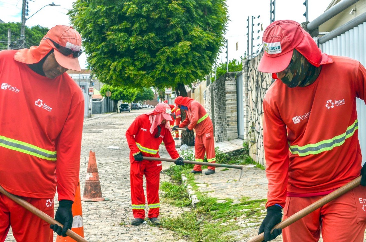 Agentes da Emlur realizam serviços de roço e capinação em 18 bairros