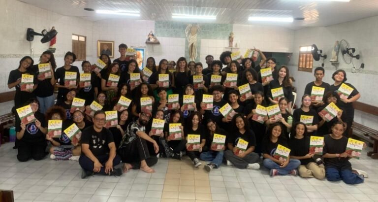 Atriz Mayana Neiva visita ensaio do grupo de teatro Kairós e projeta parceria