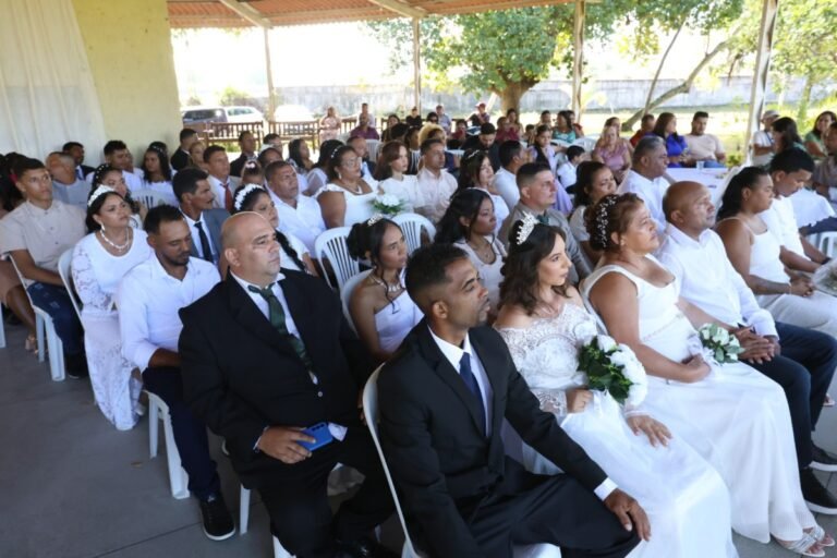 Casamento coletivo celebra sonhos de casais no Residencial Vista Alegre, em João Pessoa