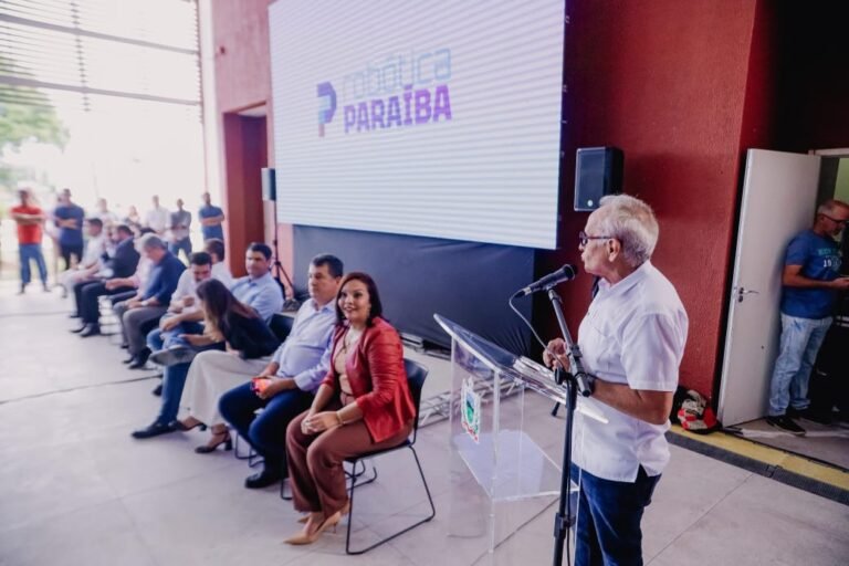 Cícero Lucena destaca que escolas municipais preparam alunos para programa ‘Amanhã Digital’