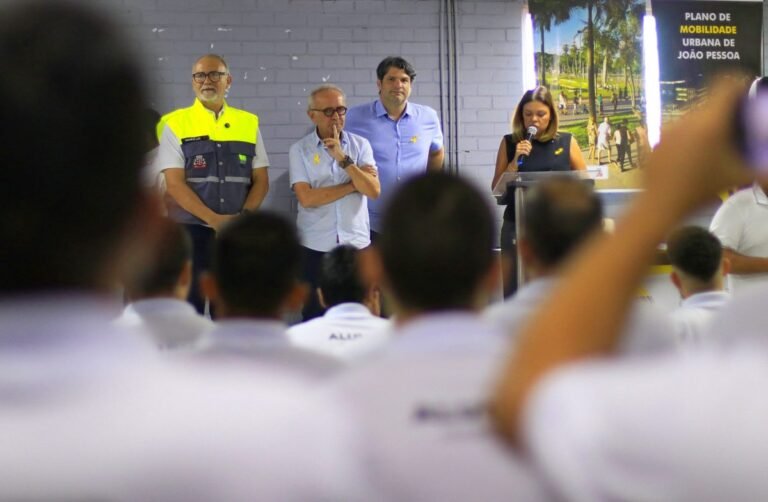 Cícero Lucena e Leo Bezerra abrem formação de novos agentes de mobilidade com anúncio de bolsa para participantes