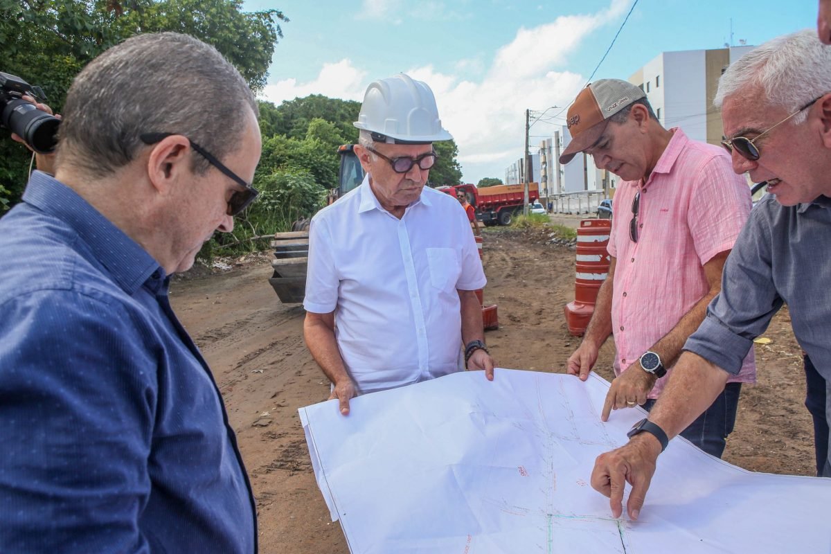 Cícero Lucena inspeciona binário em Água Fria que vai beneficiar bairros da Zona Sul com nova ligação viária