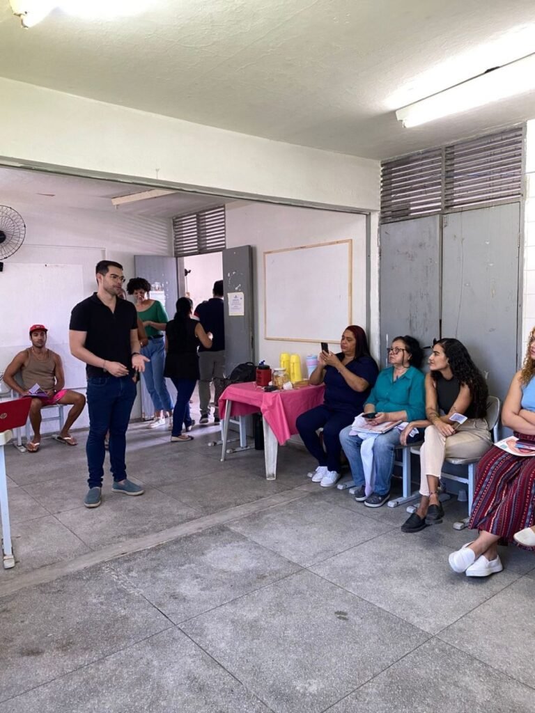 Coordenadoria LGBT aborda temas sobre direitos e saúde em encontro no Cras Mandacaru