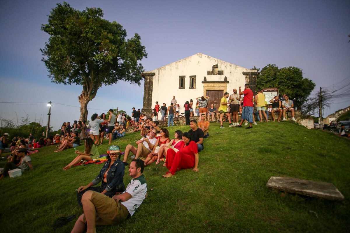 DJ Mermaid e o cantor Caio Prado agitam público no projeto Circulador Cultural