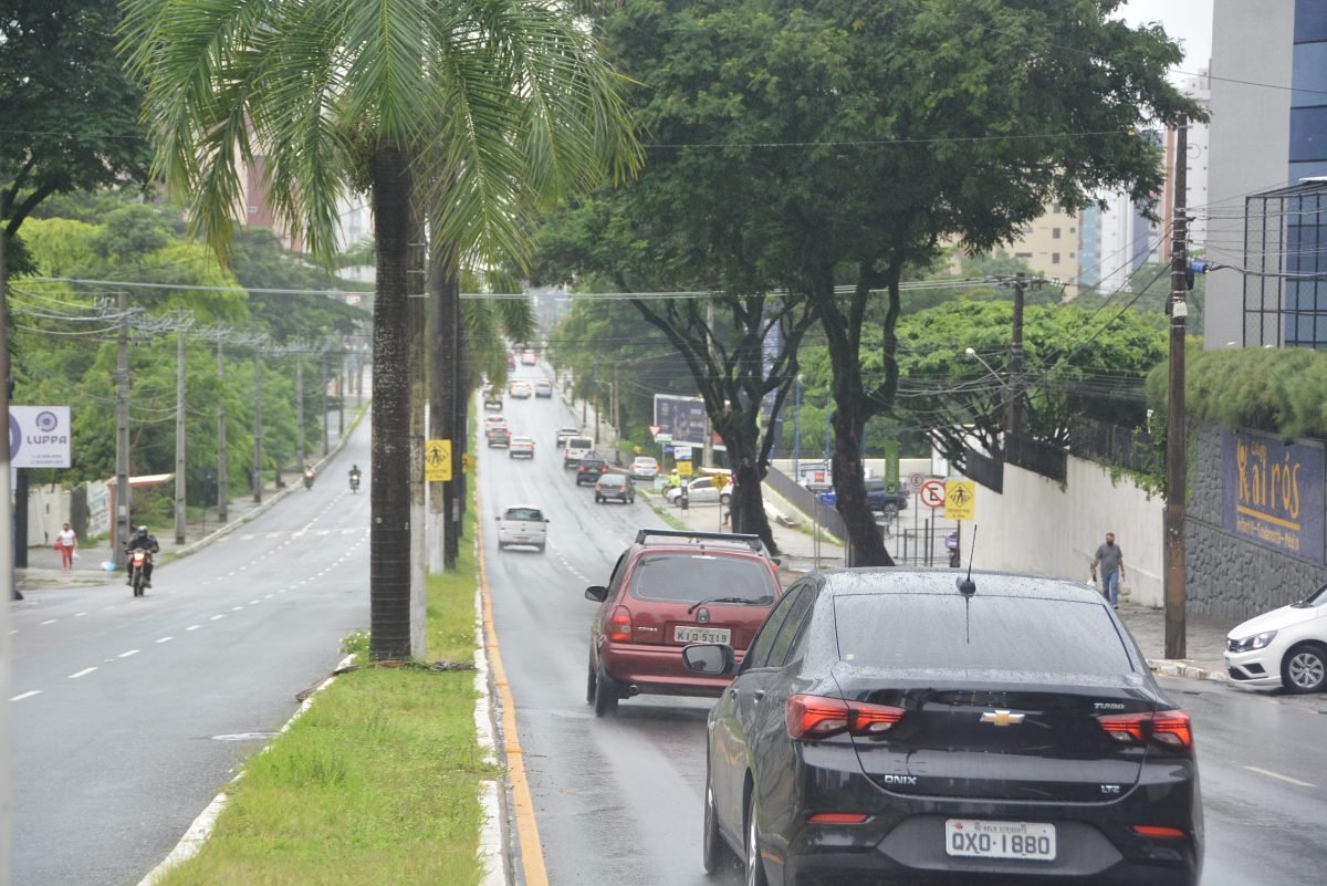 Defesa Civil coloca equipes de prontidão após alerta de chuvas intensas
