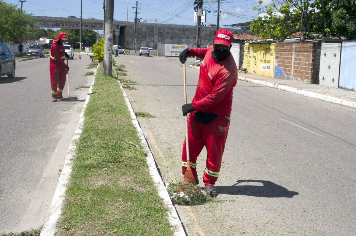 Dezessete bairros recebem serviços de roço e capinação ao longo da semana
