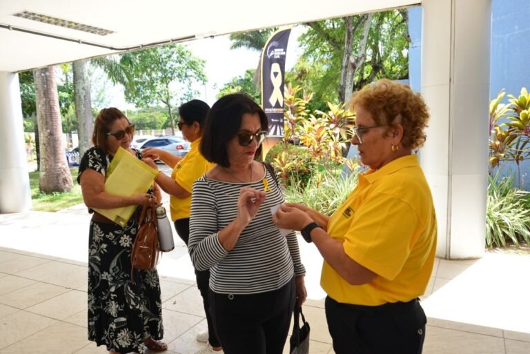 Educadores da Semob-JP realizam conscientização no CAM abordando servidores e visitantes