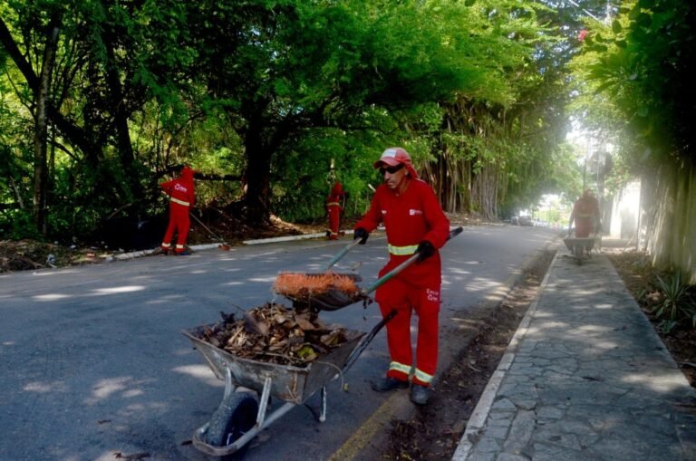 Emlur executa serviços de limpeza e conservação em 18 bairros da Capital