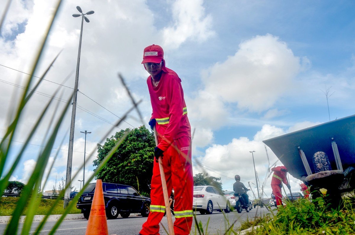 Emlur inicia semana realizando serviços de roço e capinação em 11 bairros