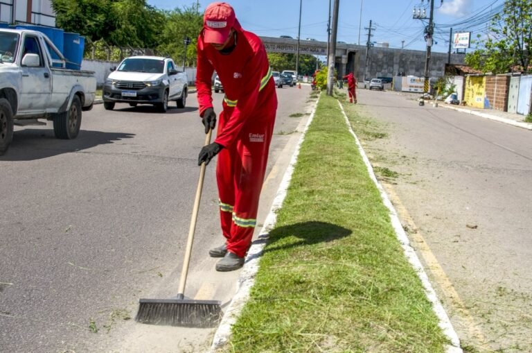 Emlur realiza serviços de limpeza em 12 bairros nesta segunda-feira