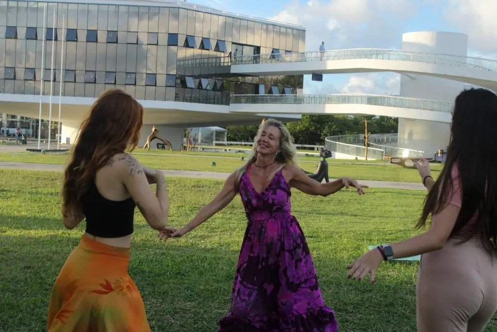 Estação Cabo Branco promove dança circular em homenagem as mães