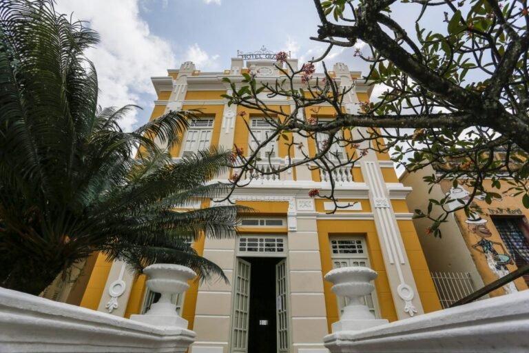 Funjope abre exposição de obras do artista visual Madriano Basílio, no Hotel Globo