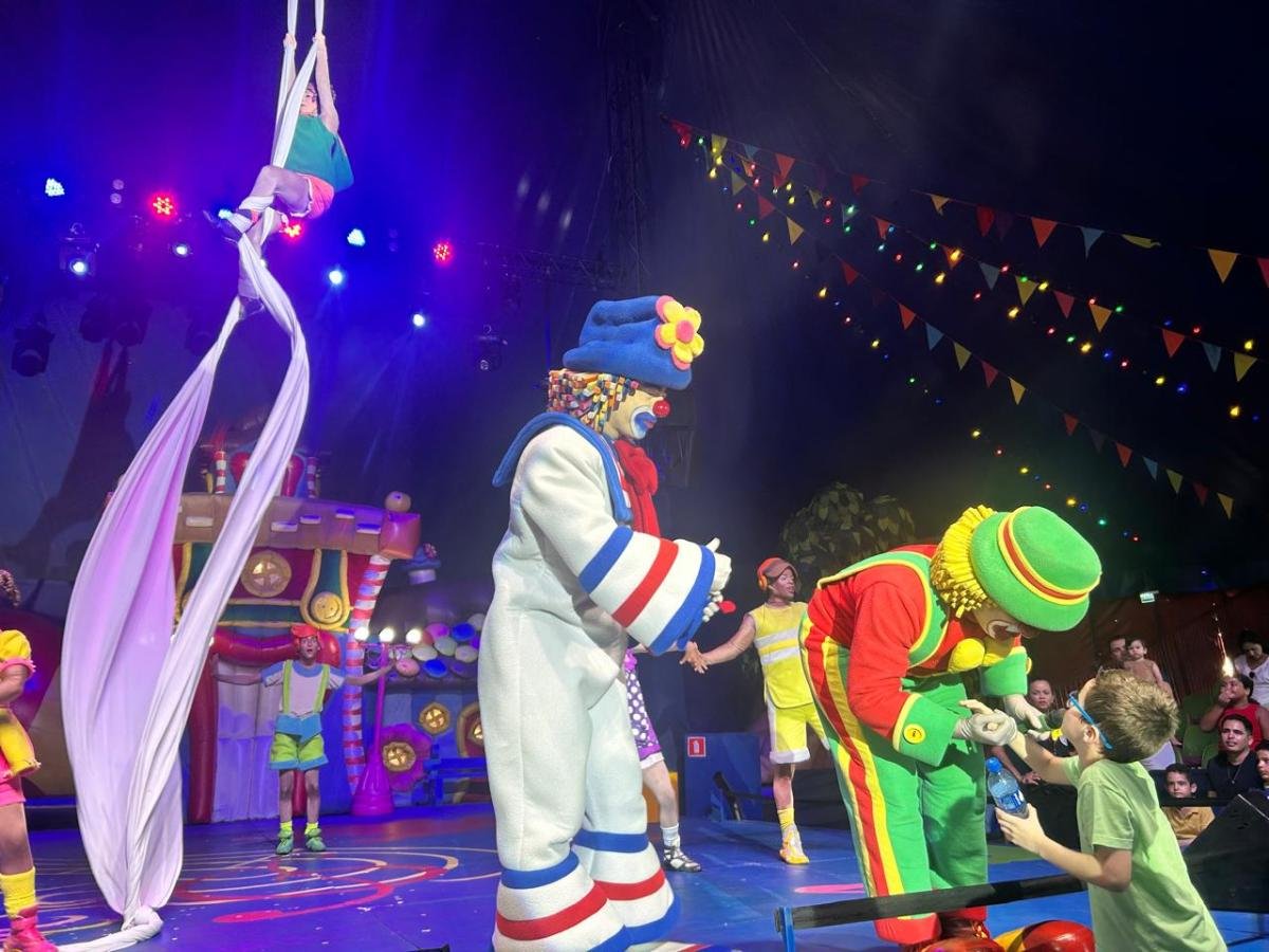 Funjope leva crianças autistas para tarde de diversão no Patati Patatá Circo Show