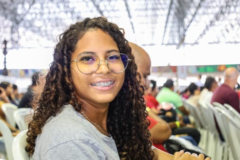 Jovens participam do Feirão de Empregabilidade e Empreendedorismo em busca de primeiro emprego e qualificação 