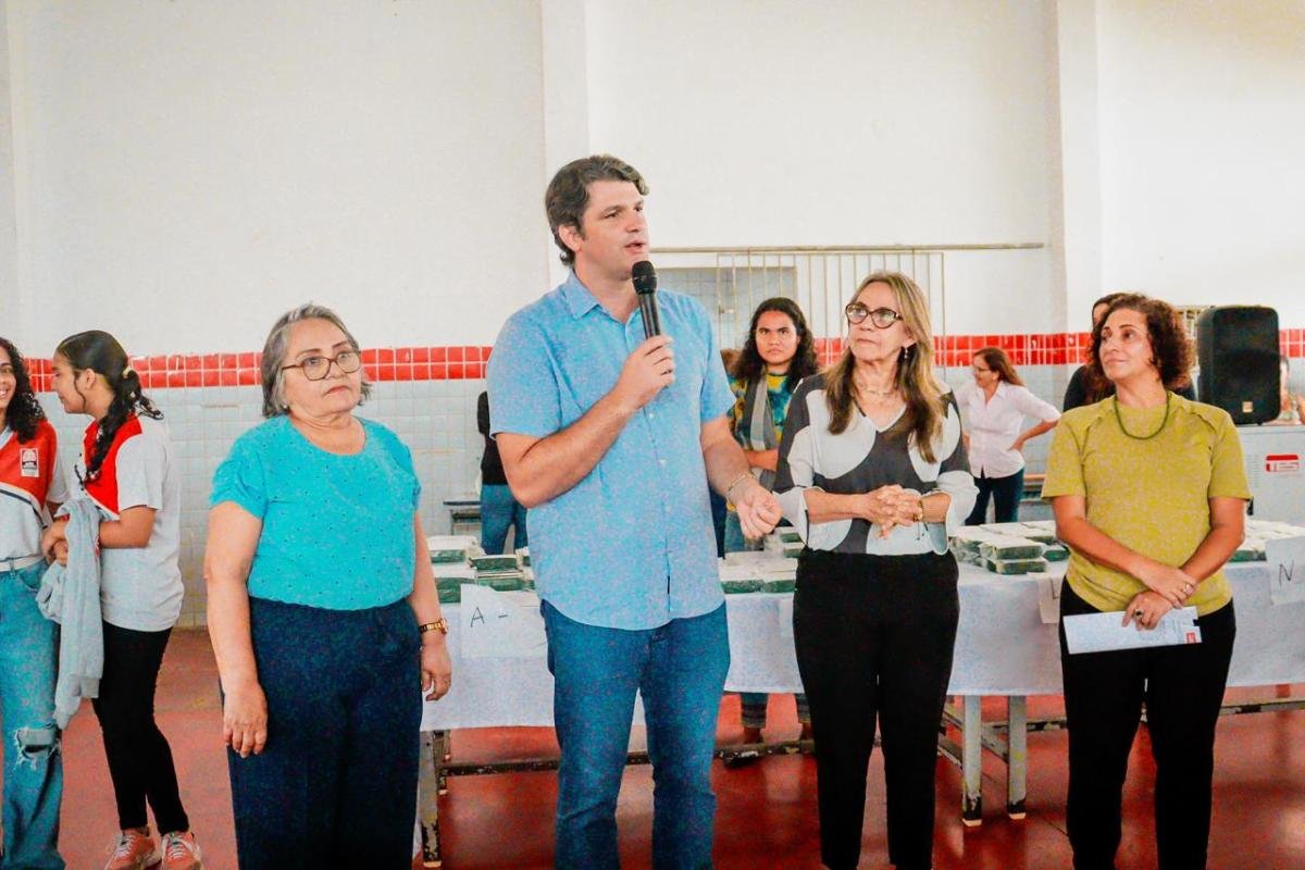 Leo Bezerra destaca investimentos na Educação durante entrega de óculos de grau e ‘Carteira Solidária’