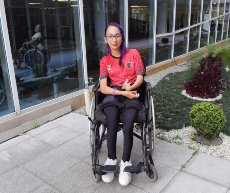 Nascida no Instituto Cândida Vargas, jovem paratleta coleciona medalhas e inspira pessoas