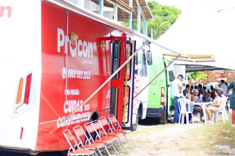 Ônibus do Procon-JP estaciona no Bairro das Indústrias e atende consumidores