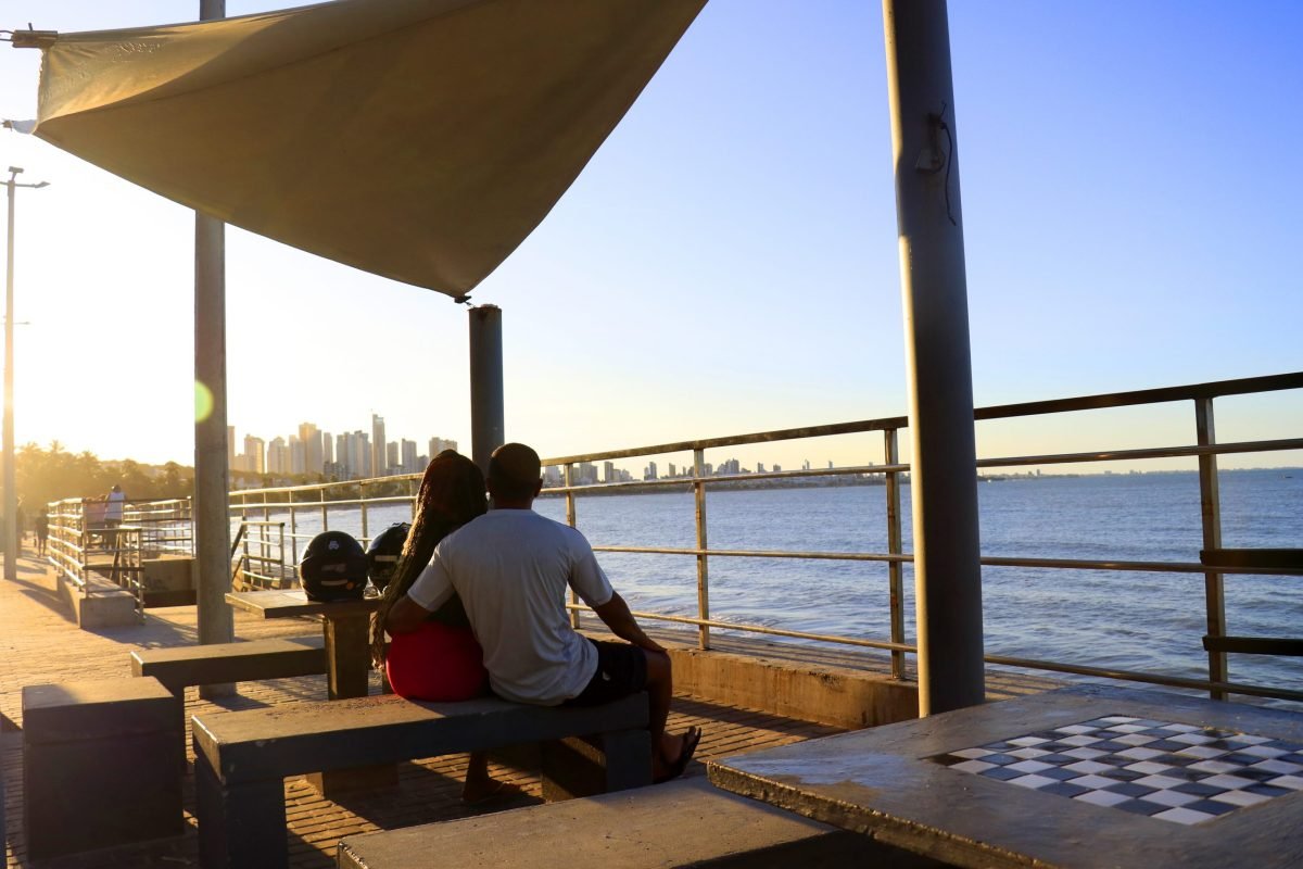 Pôr do sol no Mirante do Cabo Branco atrai e encanta turistas e moradores de João Pessoa