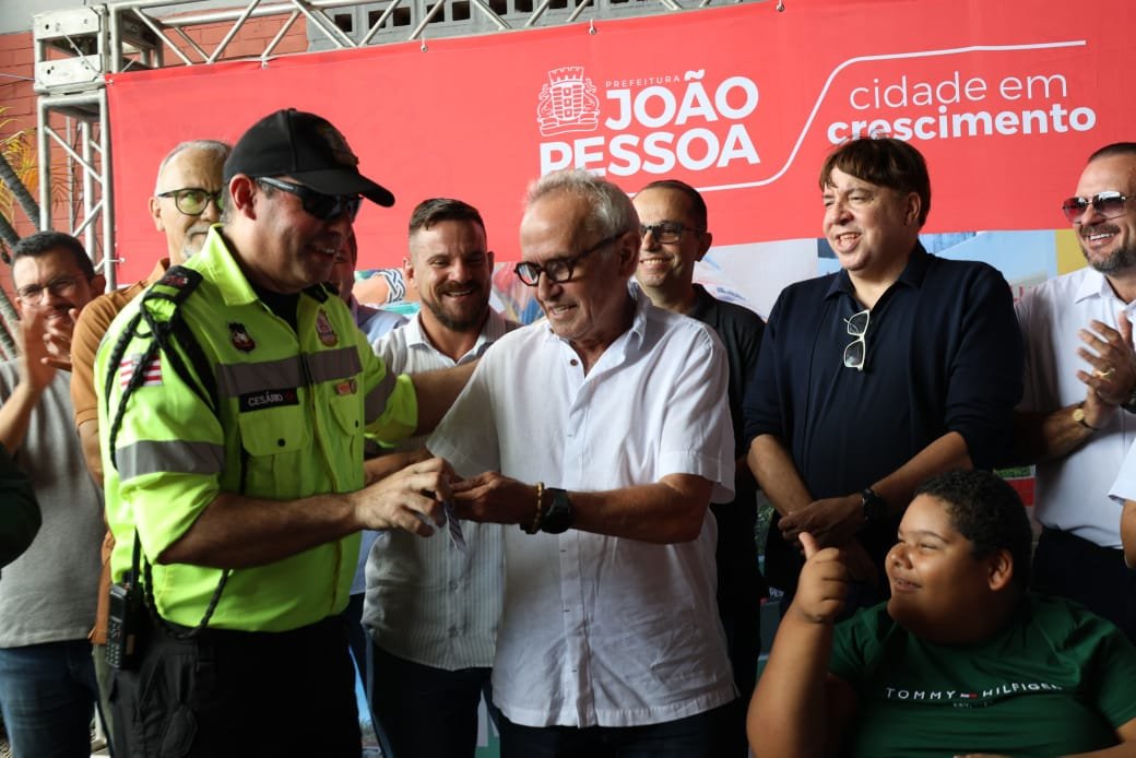 Prefeito entrega 13 novos ônibus e reforça frota da Semob-JP com viaturas e equipamentos de segurança