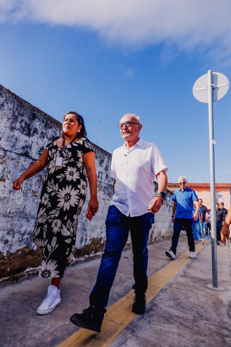 Prefeito entrega 70 novas ruas pavimentadas, com mais qualidade de vida para 20 bairros