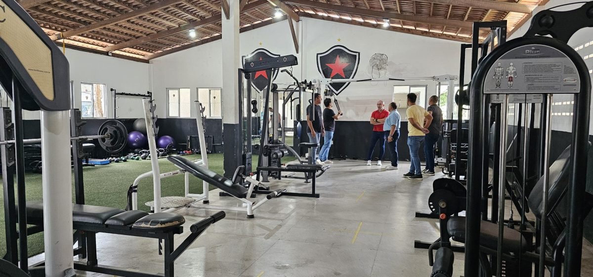 Prefeitura de João Pessoa recebe do Botafogo-PB doação de equipamentos de academia