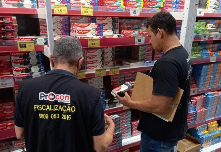 Procon-JP fiscaliza supermercados para impedir venda de creme dental suspenso pela Anvisa
