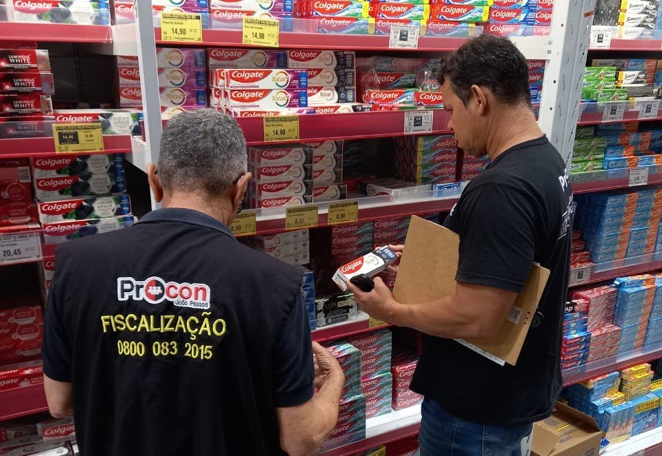 Procon-JP fiscaliza supermercados para impedir venda de creme dental suspenso pela Anvisa